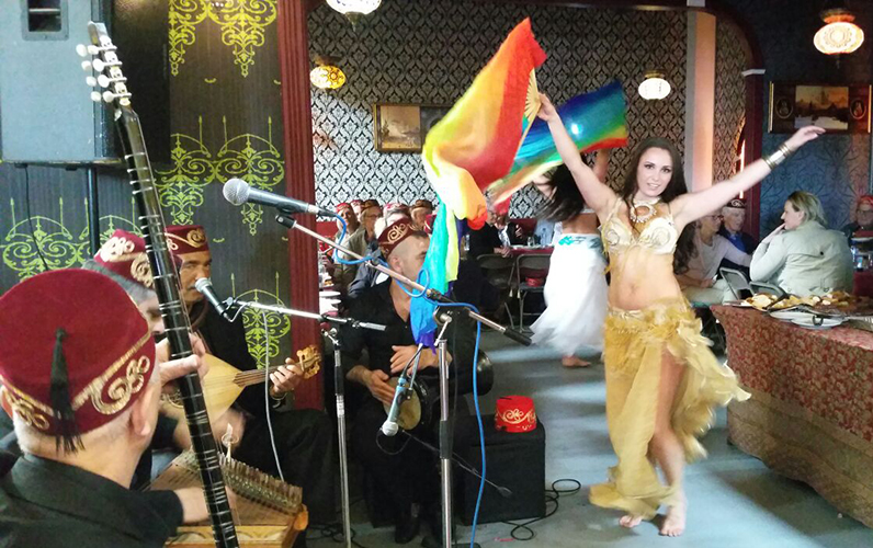 Shows van een half uur door buikdanseressen